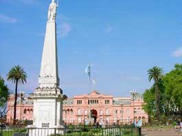 Plaza de Mayo, em frente à sede do governo argentino em Buenos Aires