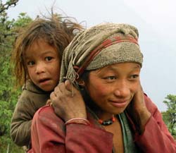 Mãe e filha no Himalaia