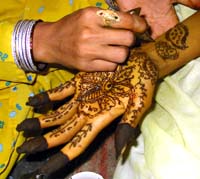 Pintura de hena para cerimônias religiosas