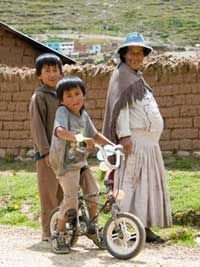Criança Aimara pedalando no lago Titicaca