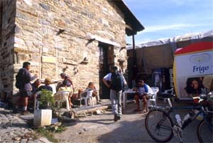 Histórias, rituais e apoio aos peregrinos no albergue Ave Fênix do famoso "Jesus Jato". Villa Franca del Bierzo - Léon