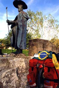 Estátua do peregrino São Tiago e minha bicicleta. Puente La Reina - Navarra