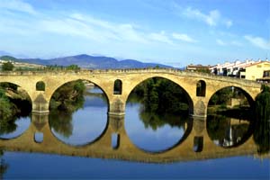 A belíssima "Puente La Reina" construída no Séc. XI Puente La Reina - Navarra