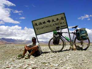 Placa indicando a estrada pro Qomolangma, ou Everest
