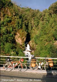 Bicicletas numa ponte no início da carretera Austral