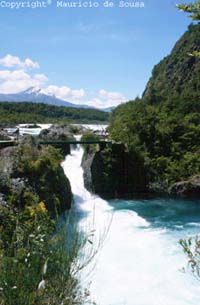 Cachoeiras formadas pelo rio Petrohué nas rochas vulcânicas