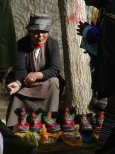 Vendedora de calcados típicos tibetanos em Shigatse