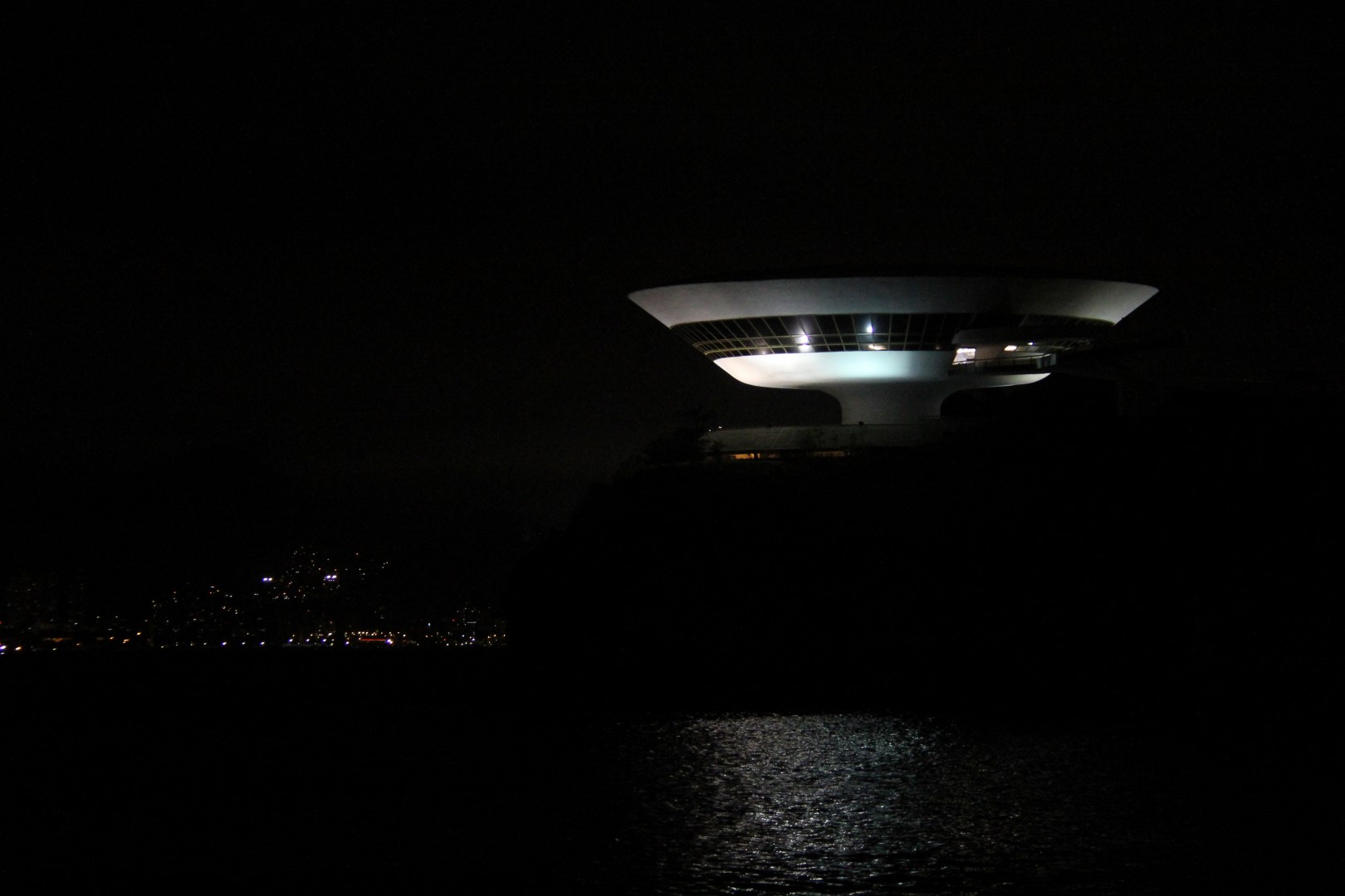 MAC pela noite... Lindo desenho de Niemeyer