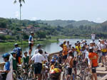 A galera em frente ao lago, pronta para a pedalada