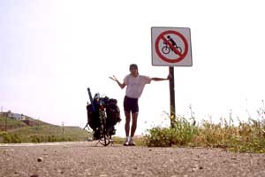 Proibido para bicis A placa apareceu no meio do caminho. Mas eu não me considerava mais em uma simples bicicleta, estava em um veículo transcontinental, se me permitem o exagero. Fui assim mesmo e por sorte não levei uma multa... 