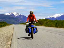 Chica pedalando sozinha