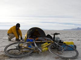 Montando a barraca no Salar de Coipasa