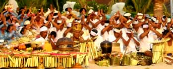 Celebração hinduísta na praia de Kuta