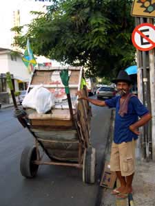 Indígena que hoje vive catando papel na rua