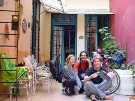 Deixando o simpático Milonga Hostal. Buenos Aires