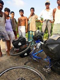 Índia - Pneu furado e platéia Índia - Pneu furado e platéia