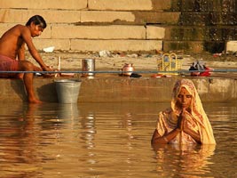 Índia - Rezando e lavando roupas Índia - Rezando e lavando roupas