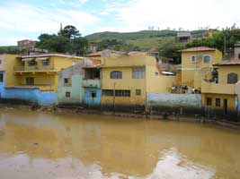 Tietê deixando a marca nas casas em Pirapora de Bom Jesus