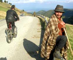 Pastores brincando com a bicicleta
