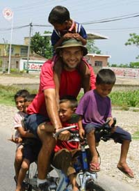 Seis crianças na bicicleta