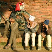 Nepaleses com o chapéu nacional