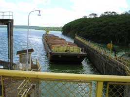 Embarcação chata chegando para eclusagem em Bariri