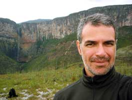 Walter na Cachoeira do Tabuleiro (ao fundo)