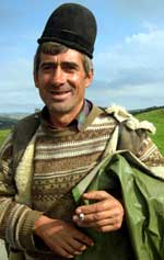 Pastor com o tradicional chapéu e muita Tuica Pastor com o tradicional chapéu e muita Tuica