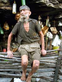 Ermitão Dominguinhos: mora sozinho numa gruta