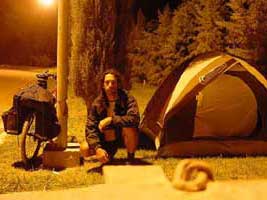 Acampando em um posto de gasolina - La Carlota, Argentina