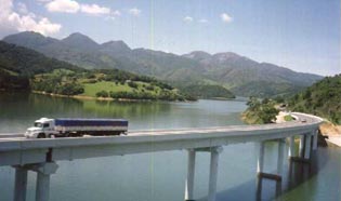 uma bela represa no estado do Paraná