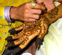 Pintura de hena para cerimônias religiosas