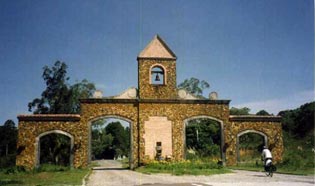 portal no início da estrada da Graciosa
