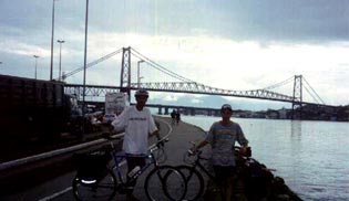 Despedindo de Florianópolis. Ao fundo a desativada ponte Hercílio Luz.