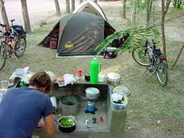 Depois da pedalada, a hora do jantar. Camping em Potrerillos, Argentina