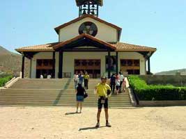 Missão cumprida: entregando a flor no Santuário de Santa Tereza de Los Andes