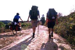 Peregrinos e cicloturistas rumo à Santiago de Compostela.