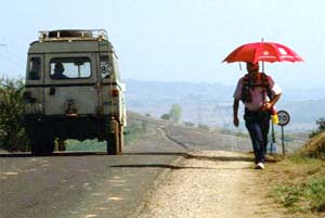 Peregrino se protege do sol intenso. Ponferrada - Léon