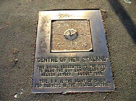 Nos arredores da cidade de Nelson, num agradável parque, está o marco central do pais. Atingi-lo foi importante pois significava que estava no meio da viagem.