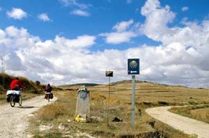 As cicloturistas Luciana e Ana Paula seguem a confiável sinalização de placas e setas amarelas pintadas pelo caminho.