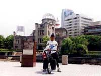 Hiroshima Em sua viagem pela Paz, Pushkar não poderia deixar de visitar o monumento aos mortos em Hiroshima, Japão, vítimas da bomba atômica lançada pelos EUA.