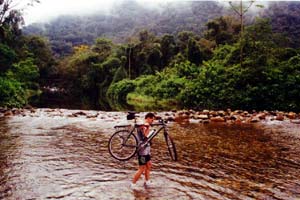 Rio que corta a Estrada do Despraiado