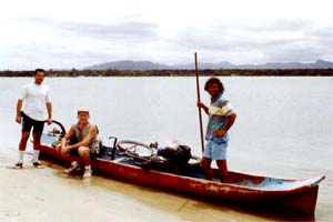 Pose com o pescador antes da travessia Cardoso - Superagüi