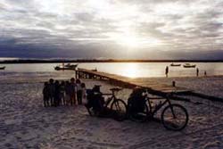 Foto com crianças na vila dos pescadores - Ilha do Superagüi