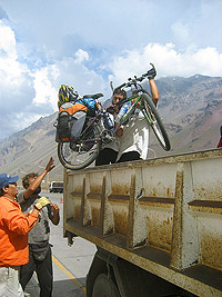 Tivemos que botar nossas bikes num caminhão para atravessar o famoso Túnel del Cristo Redentor.