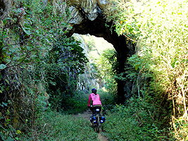 Túnel cavado na pedra para a passagem do trem